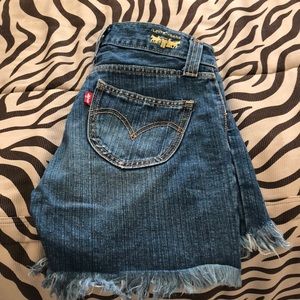*SOLD* Levi’s denim raw hem shorts, size 3